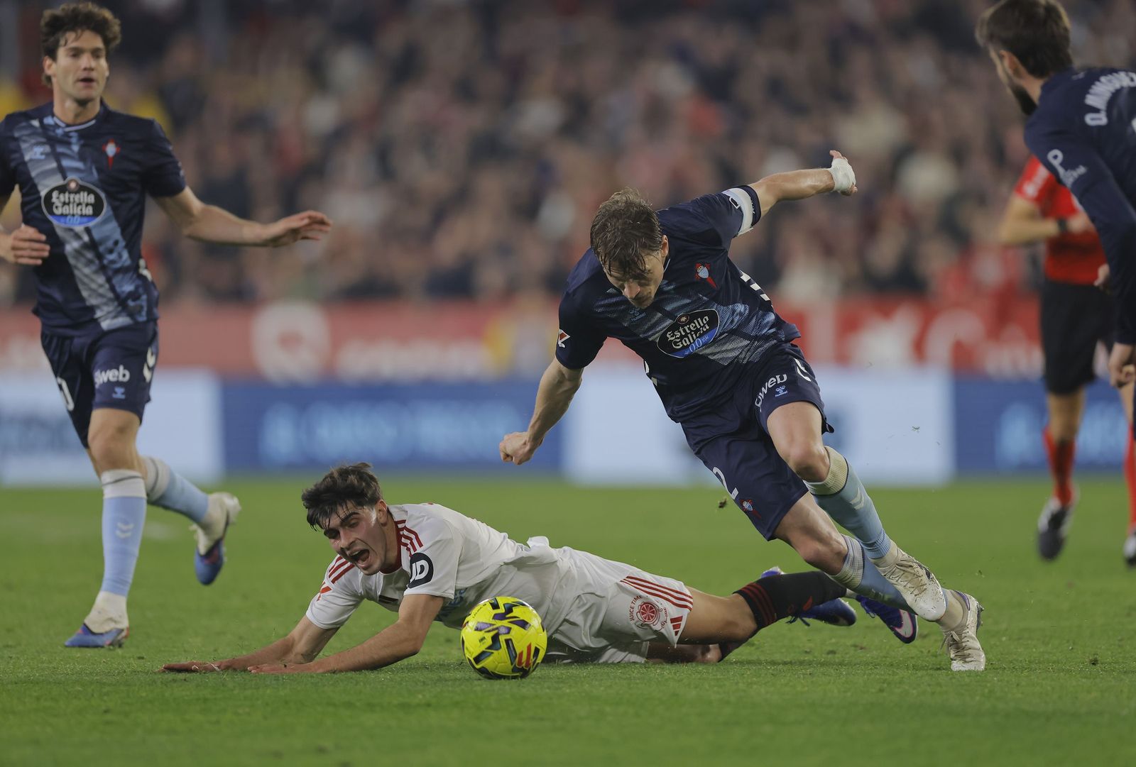 Juanlu cae ante Mingueza.