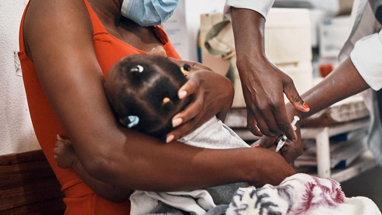 Vacunación de una niña