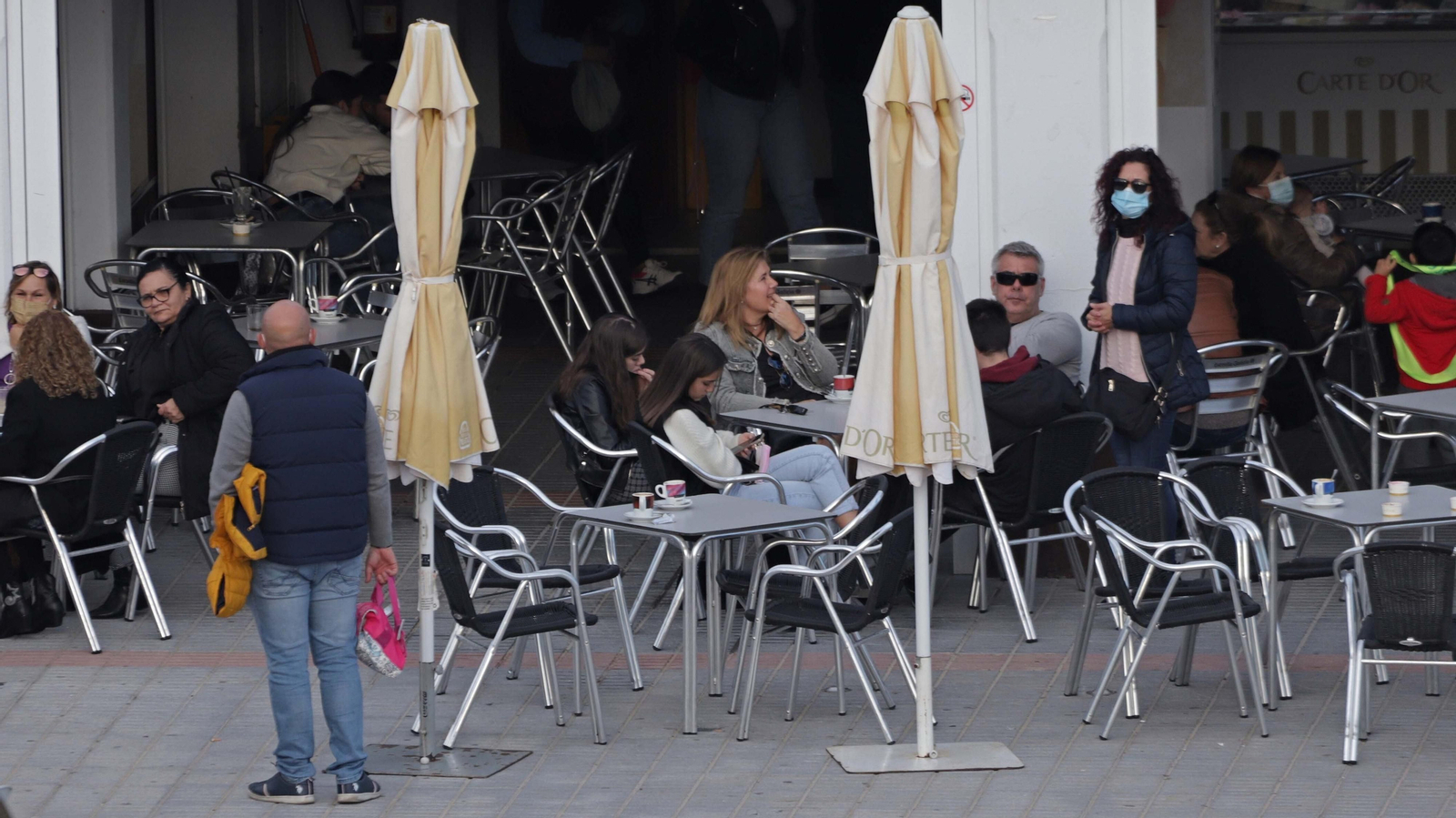 Varias personas sentadas en un bar en Algeciras.