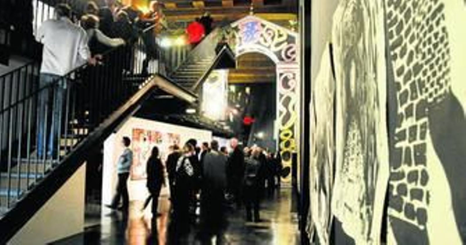 1. En la inauguración ante las obras de Abraham Lacalle y la portada de la Feria de abril diseñada por Patricio Cabrera.  2. Cartel de Fin de fiesta à Séville diseñado por Daniel Alonso. 3. Los trabajos de Rafael Agredano, Jabi Machado y Manolo Cuervo en el primer tramo del recorrido. 4. Vídeo de Pilar Albarracín. 5. Una pieza de Federico Guzmán ante las fotografías de Alejandro Sosa. 6. Instalación del 'Archivo F.X.' de Pedro G. Romero. 7. Trabajos de Salomé del Campo, Anna Jonsson y Pilar Albarracín.