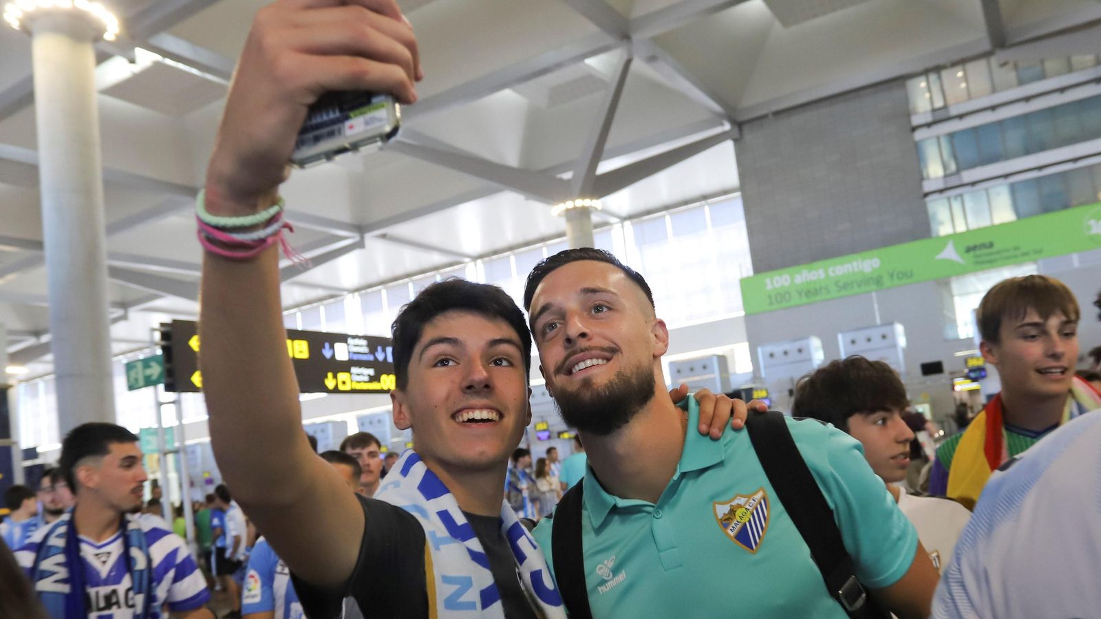 Las fotos de la afición despidiendo al Málaga en el aeropuerto antes de ir a Tarragona