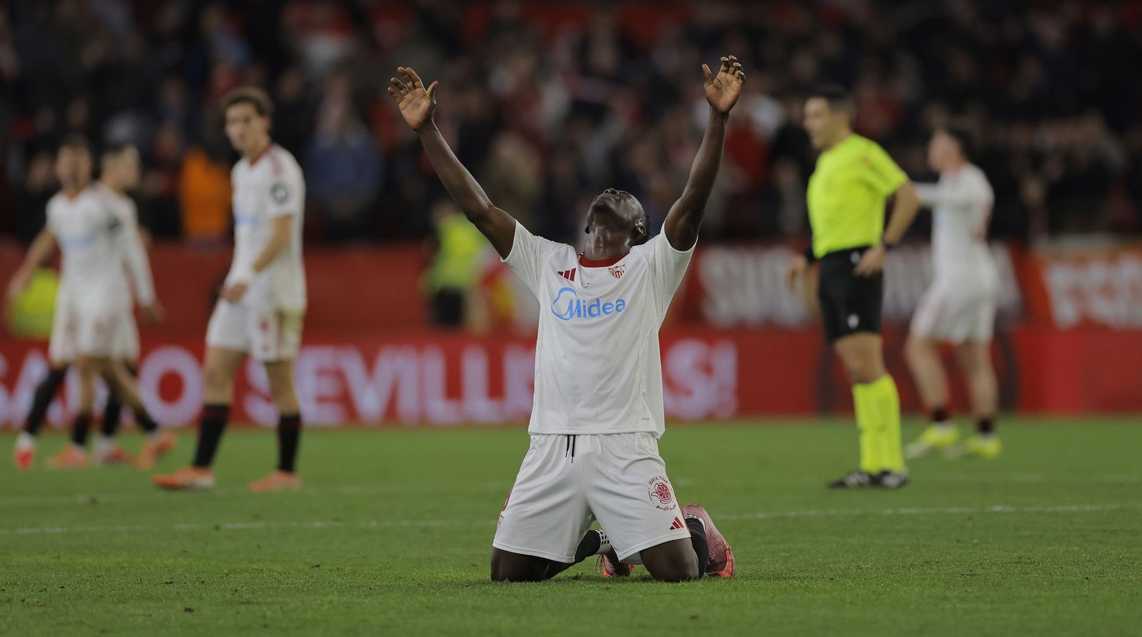 Akor Adams alza los dos brazos hacia el cielo tras pitar Hernández Maeso el final del partido.