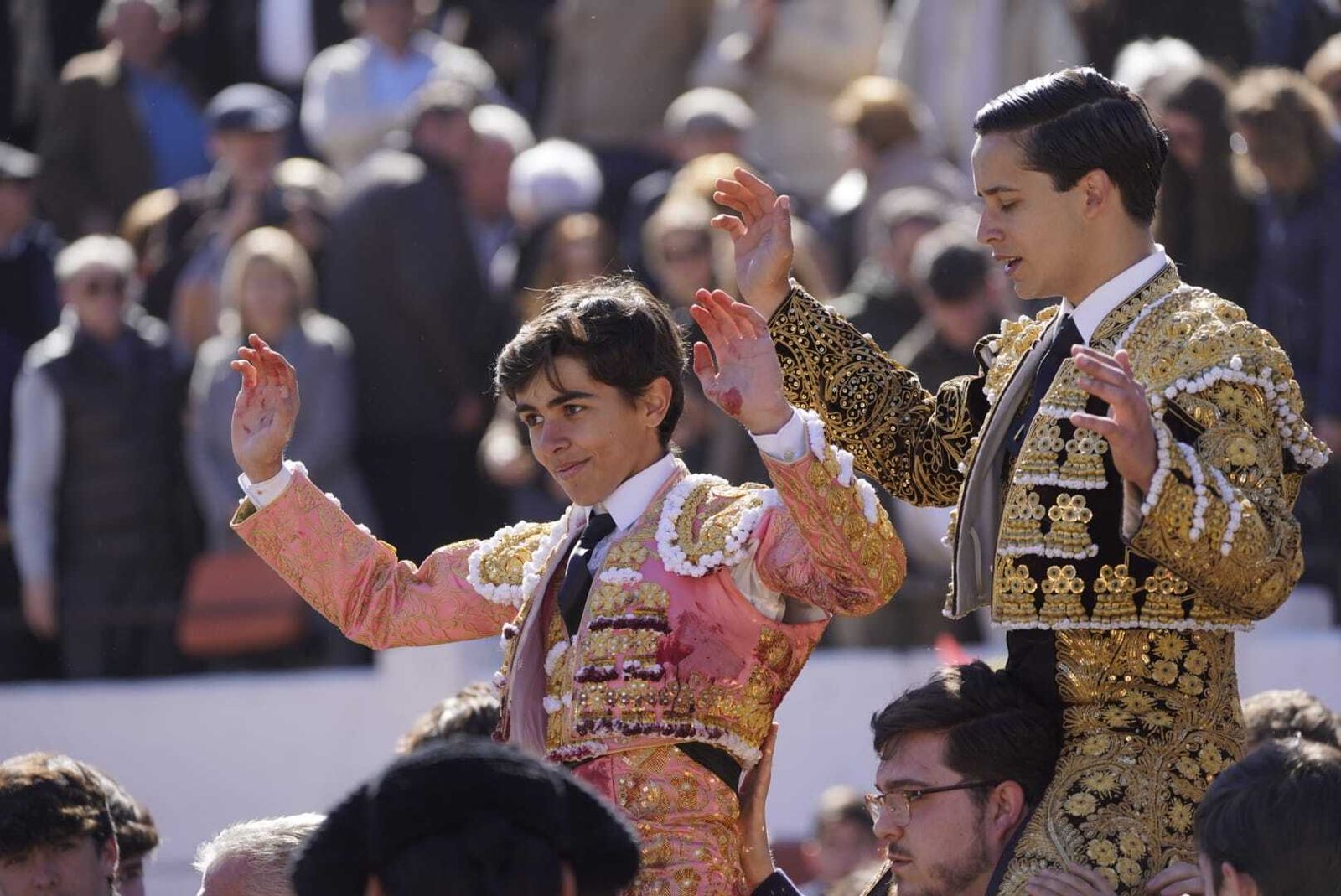Manuel Román sale a hombros de la plaza de toros de Linares junto a Jesús Llobregat.