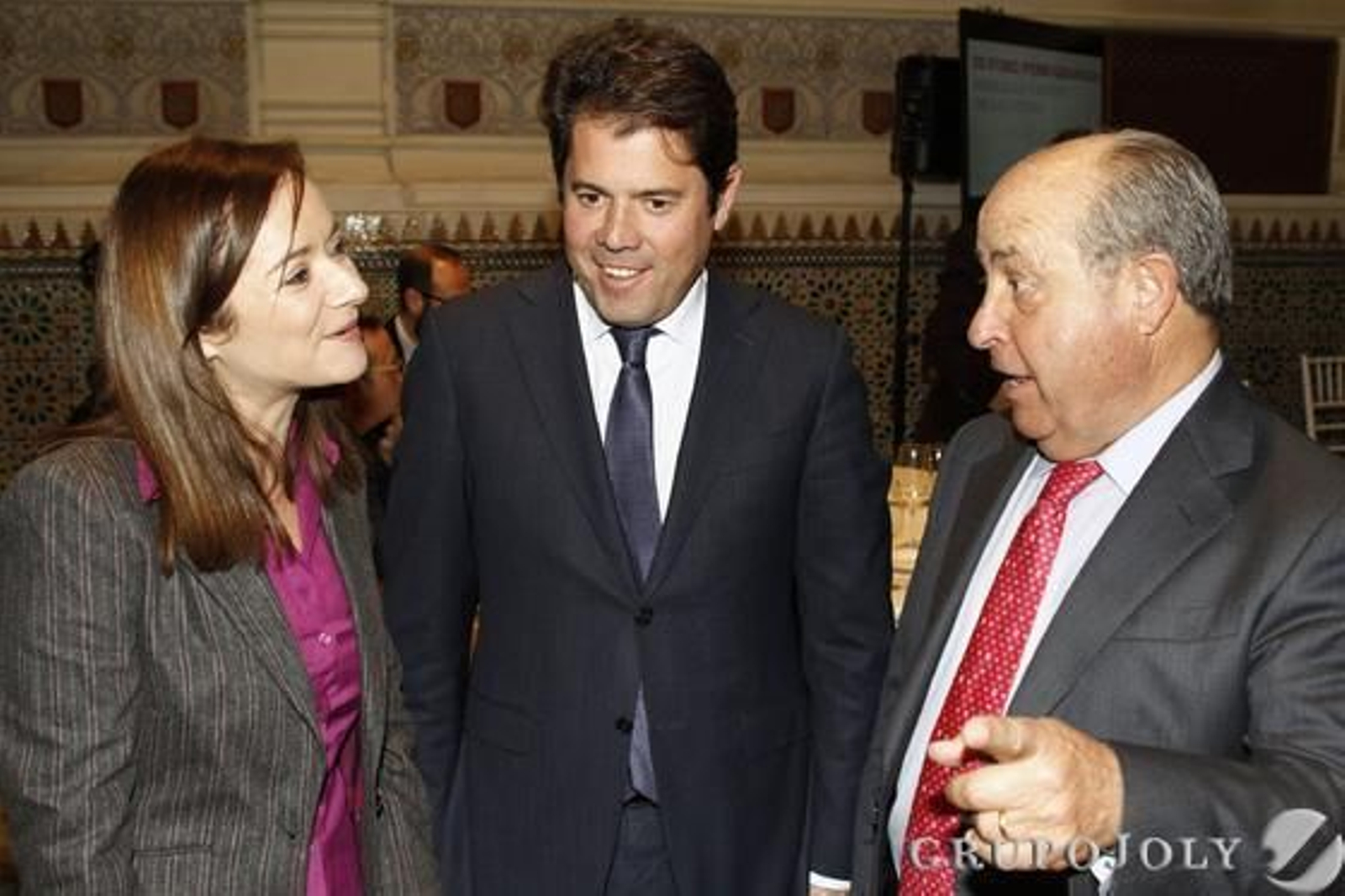 Magdalena Trillo charla con Gerardo Cuerva, presidente de la Cámara de Comercio, y el alcalde de Granada, José Torres Hurtado.

Foto: Alex Camara