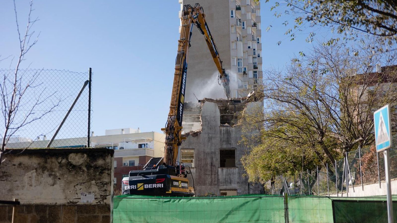 Trabajos de demolición del único edificio que quedaba en pie en el solar de Tolosa Latour.