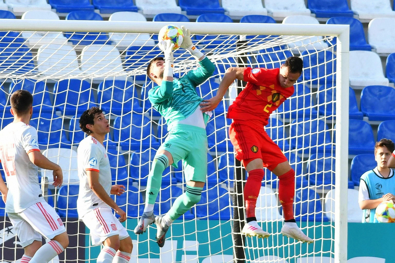 Sivera atrapa el balón en el partido del último Europeo ante Bélgica.