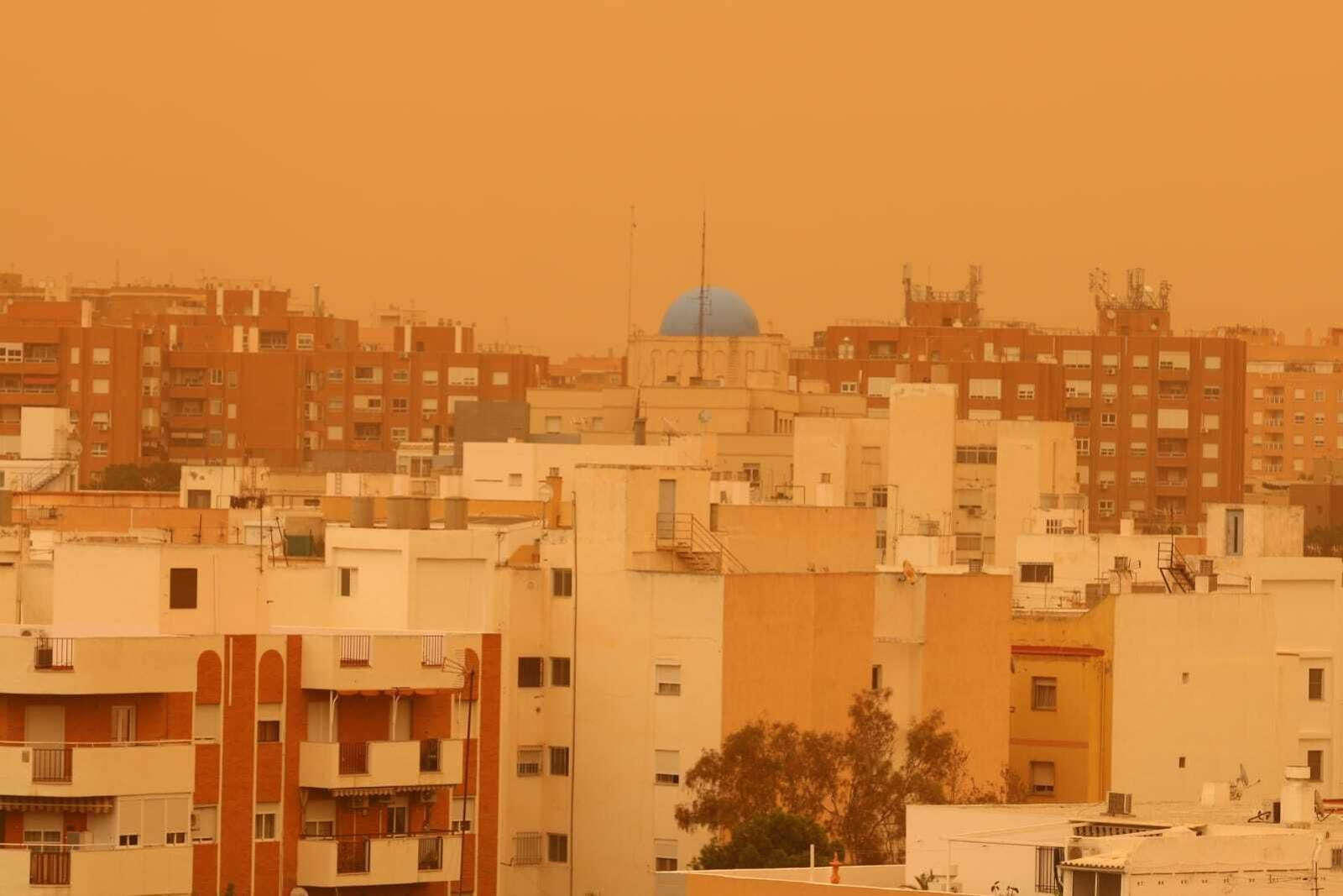 Almería capital cubierta de amarillo.