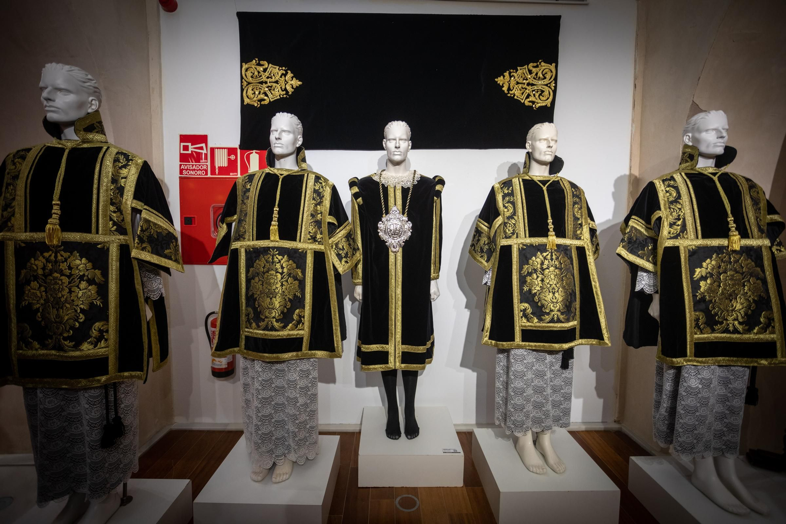 Hermandad de la Soledad. Dalmáticas, ropón del pertiguero y broches bordados para los faldones.