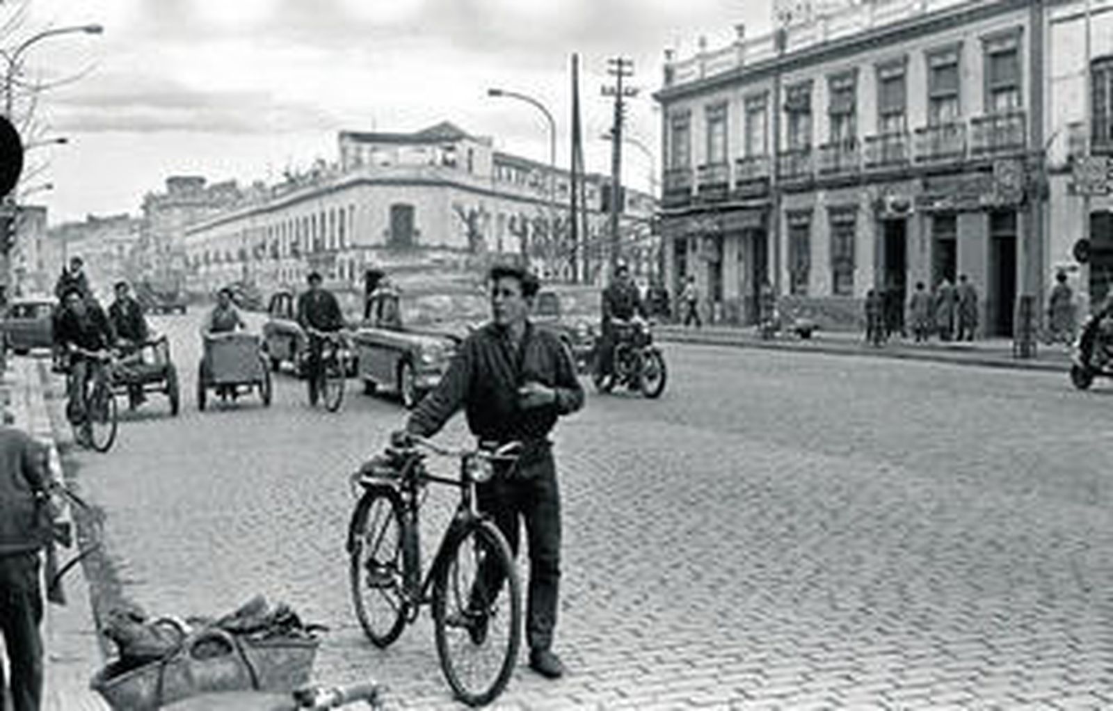 1. Un hombre camina con su bicicleta de la mano por La Florida. 2. El palio de la Virgen de Gracia y Esperanza discurre por la calle Almirante Tenorio en la década de los años 20. 3. El Cristo de la Presentación sale de la iglesia de San Roque. 4. La Hermandad del Gran Poder visita a los enfermos de San Juan de Dios durante las Misiones de 1965.