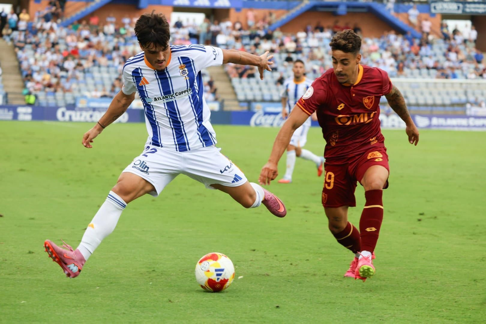 Pugna por un baló entre Caramelo y Néstor Senra.