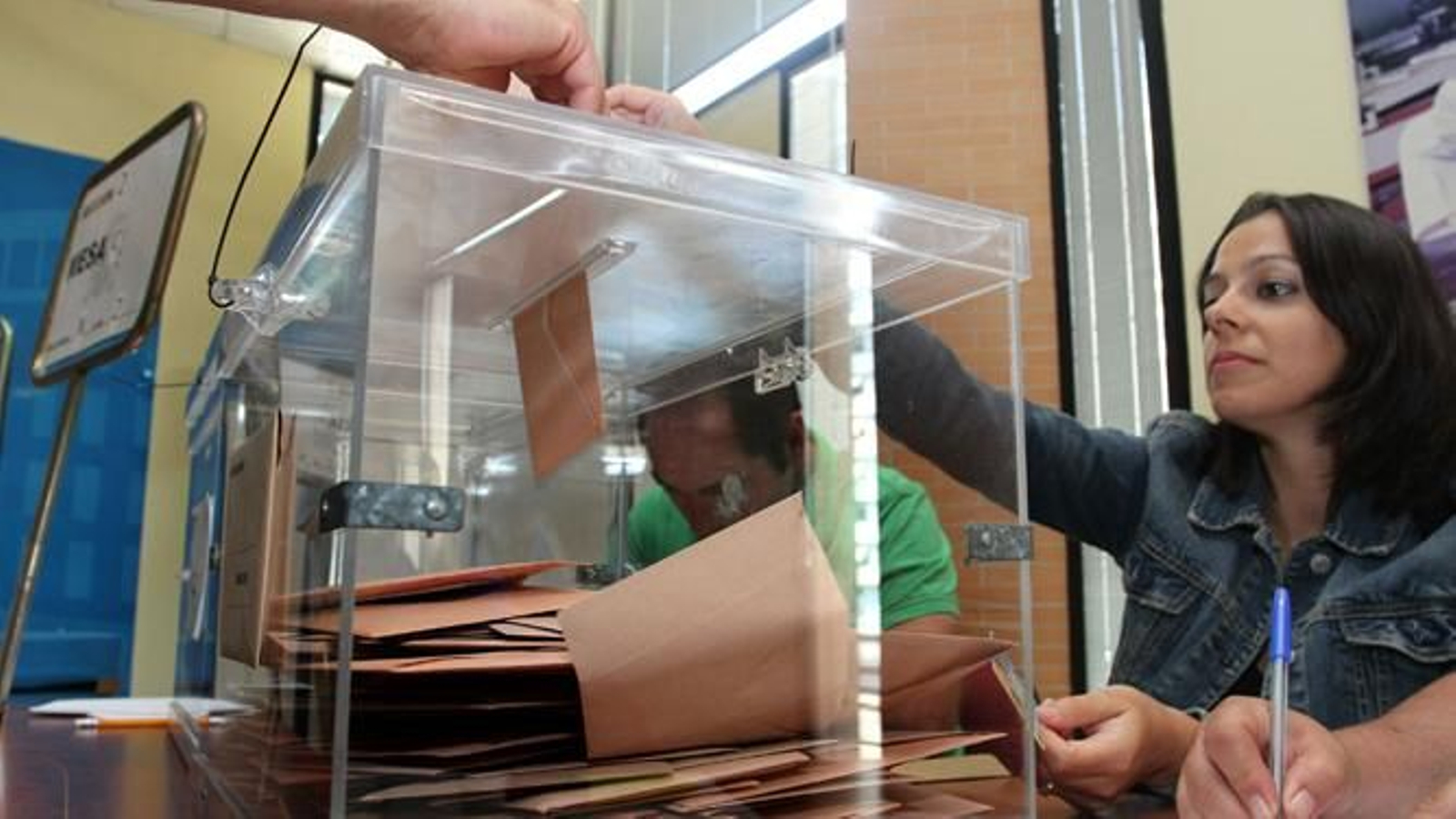 Mesa de votación en un colegio electoral.
