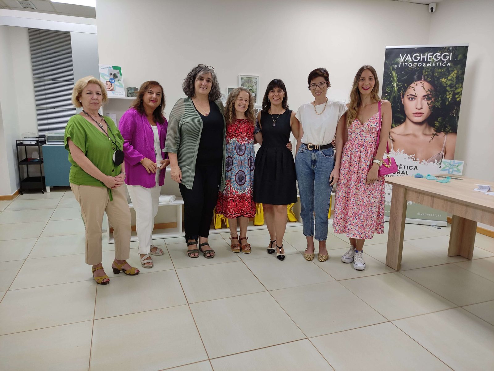 Profesionales médicos, representantes de asociaciones de enfermos de cáncer y María Gómez (en el centro de la imagen), el día de la inauguración del centro de estética de Sevilla Este.