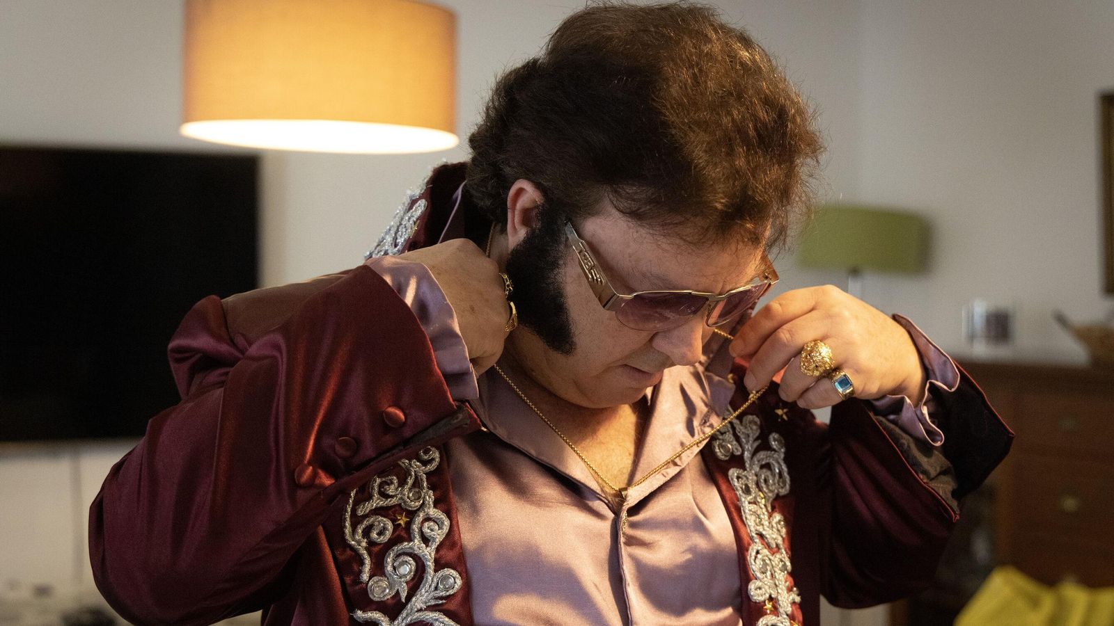 José Luis Blanco se ajusta la camisa.