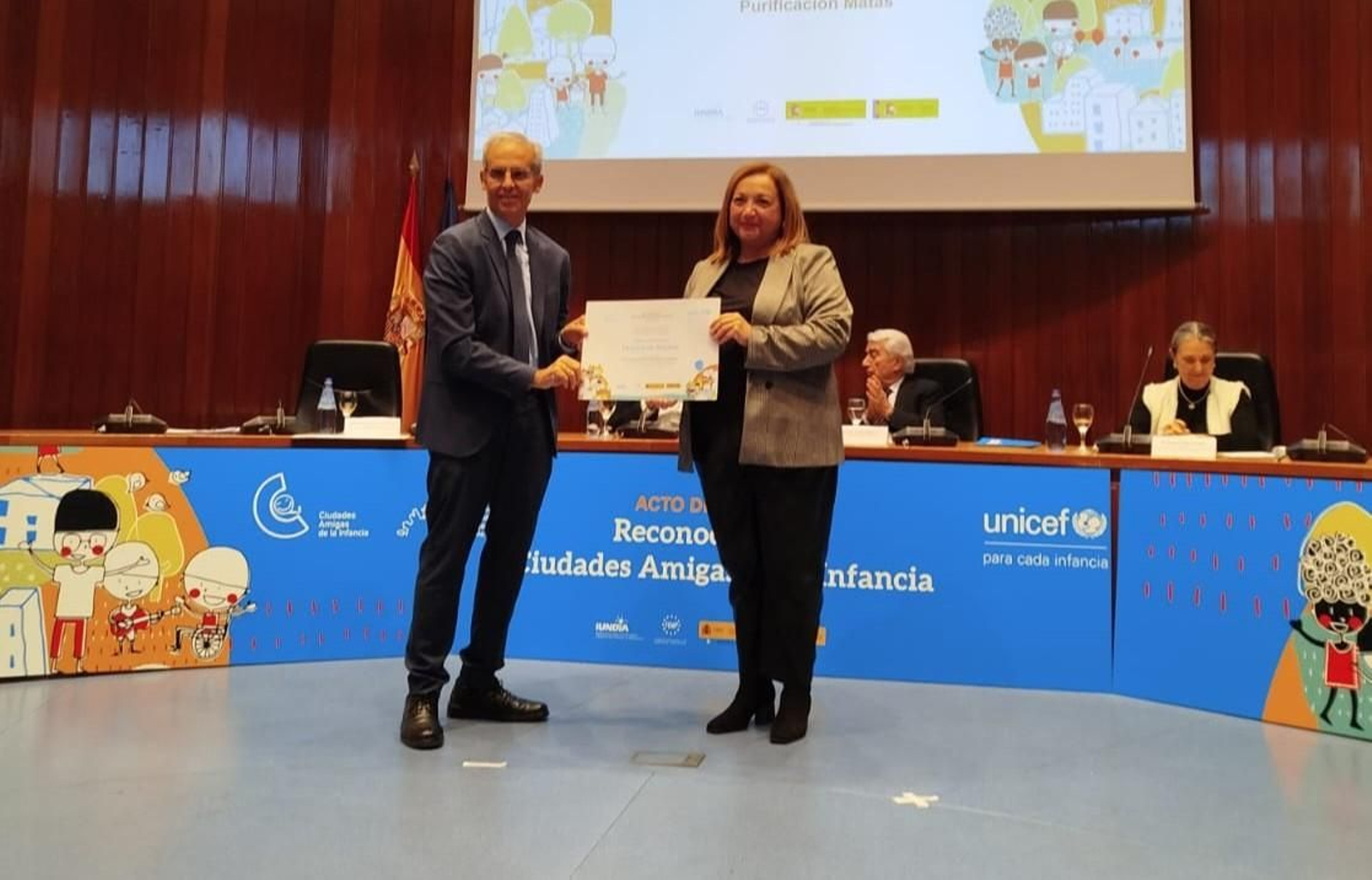 Entrega del reconocimiento.