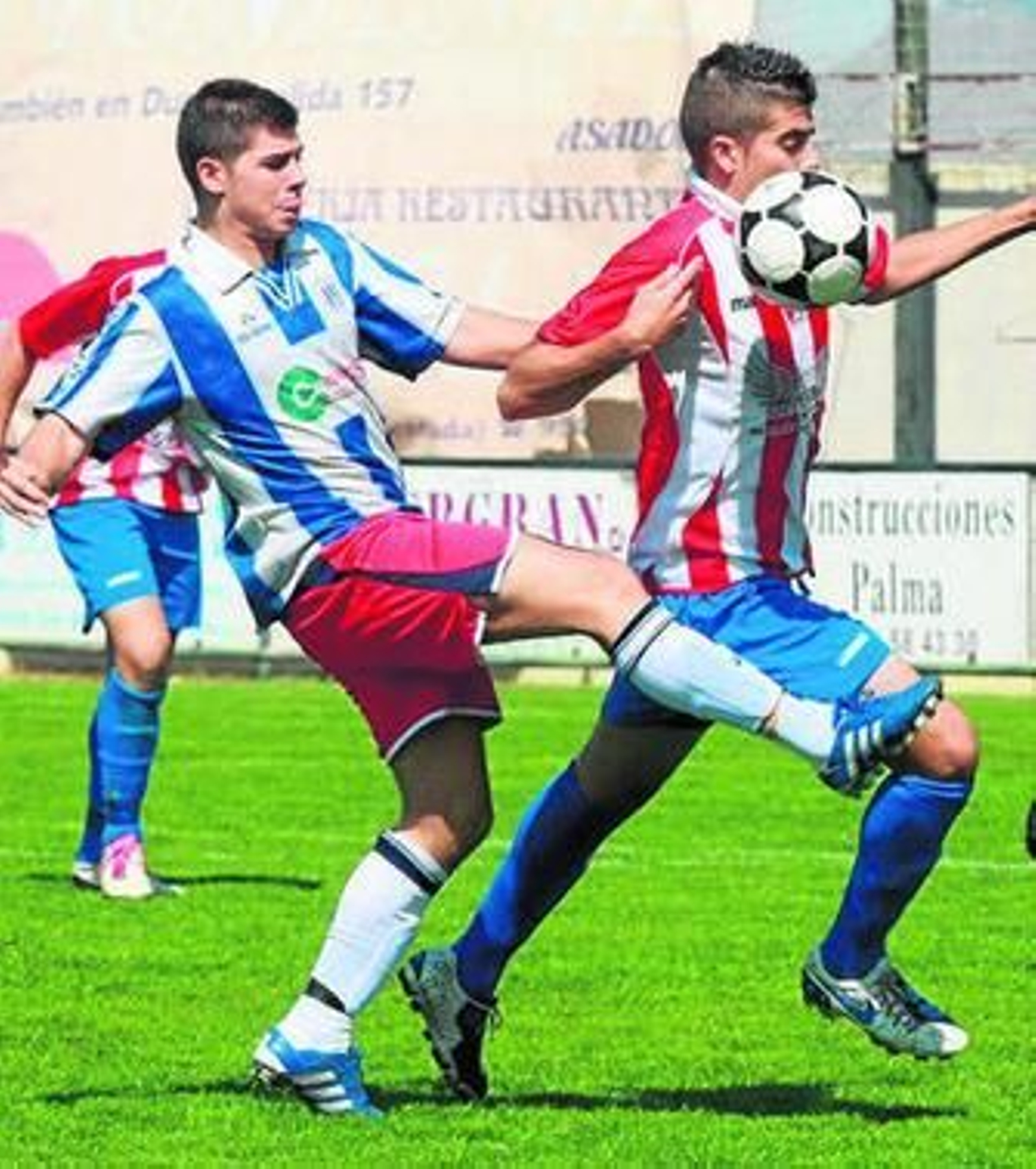 Un jugador del Arenas se lleva el cuero ante un rival.