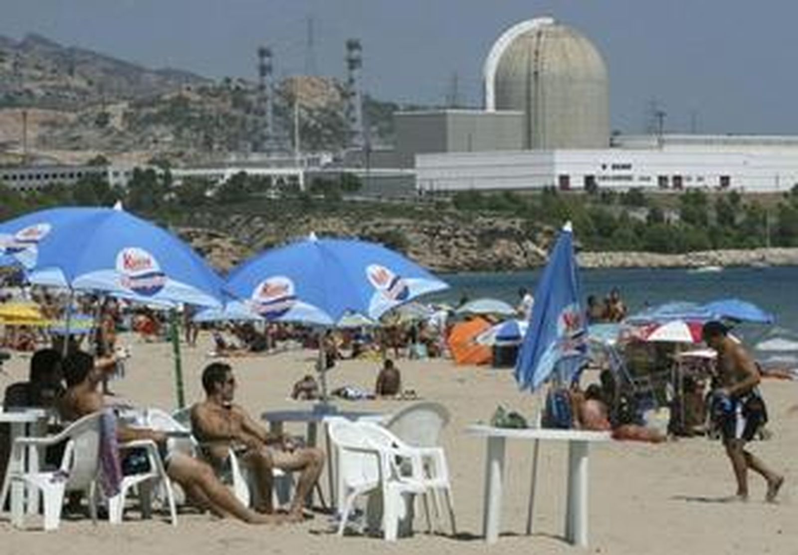 Veraneantes descansaban ayer en la playa de Almadrava, cercana a la central nuclear.