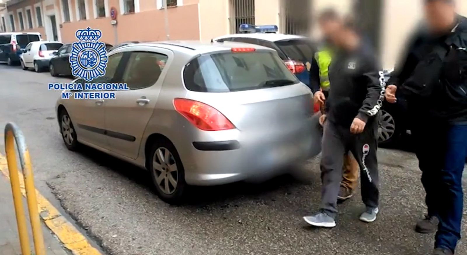 Agentes de la Policía conducen al detenido a la Comisaría.