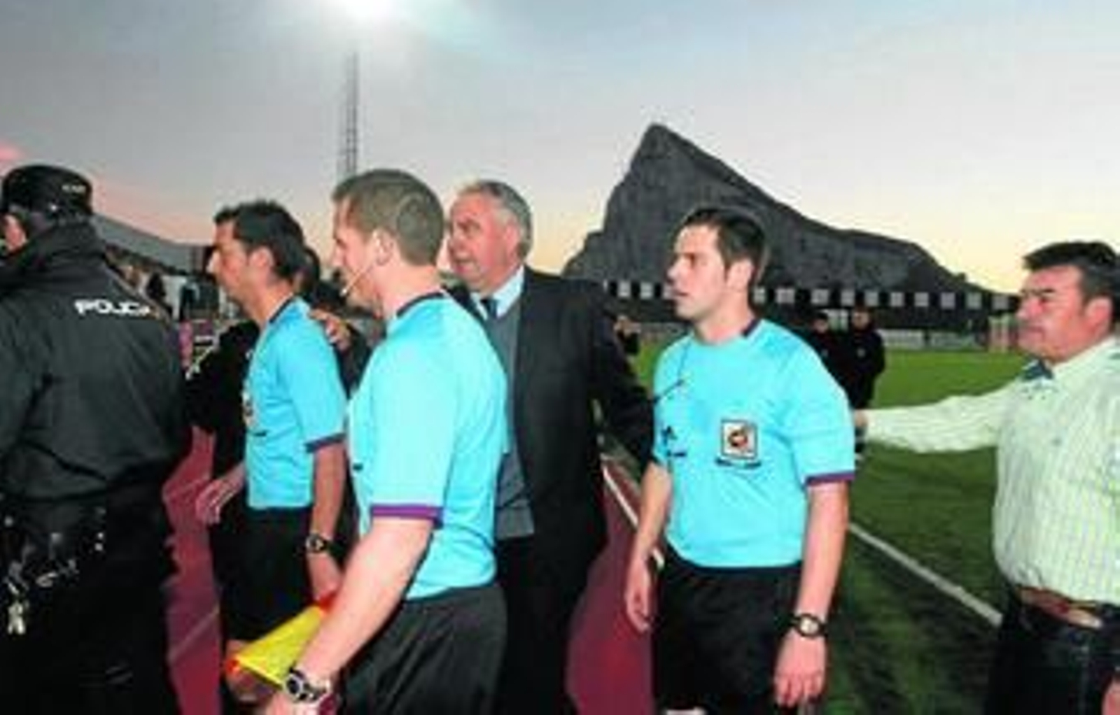 Antonio Artacho Cobo abandona el césped del Municipal justo por delante de Rafa Escobar.