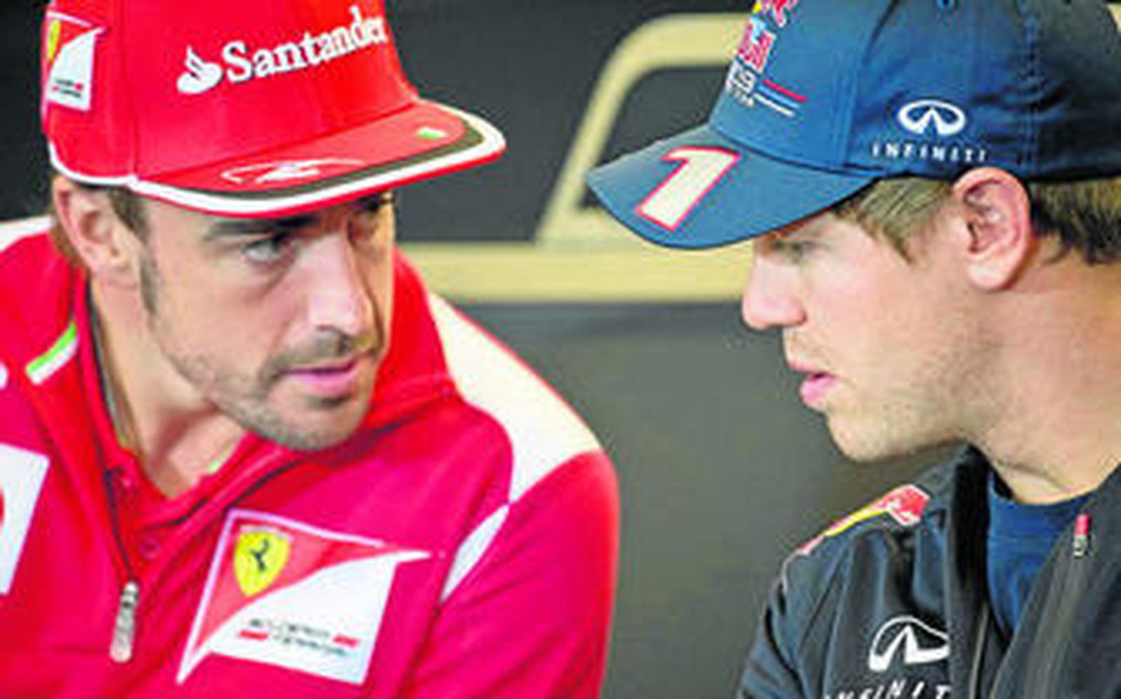 Fernando Alonso y Sebastian Vettel charlan durante la rueda de prensa de ayer en Austin.