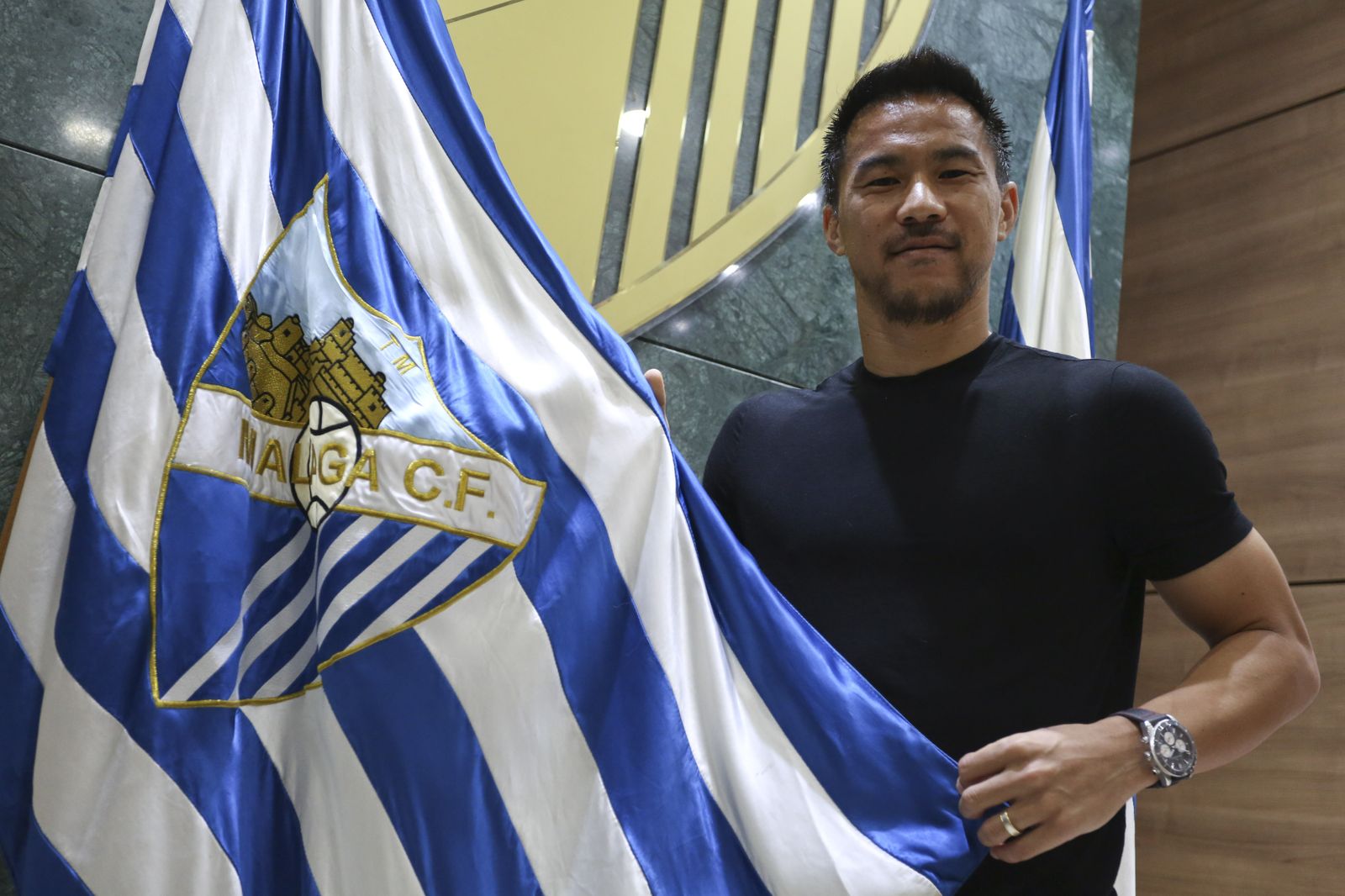 Las fotos de la presentación de Okazaki con el Málaga CF