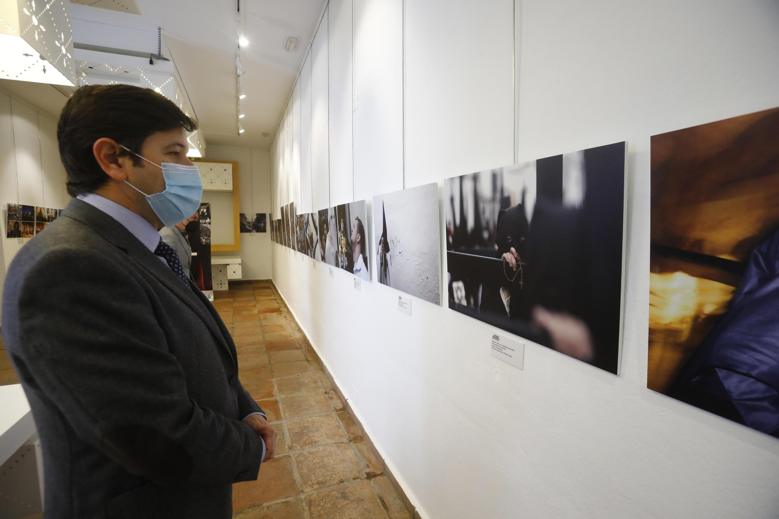 Presentación de la exposición fotográfica 'Miradas de pasión', en fotografías