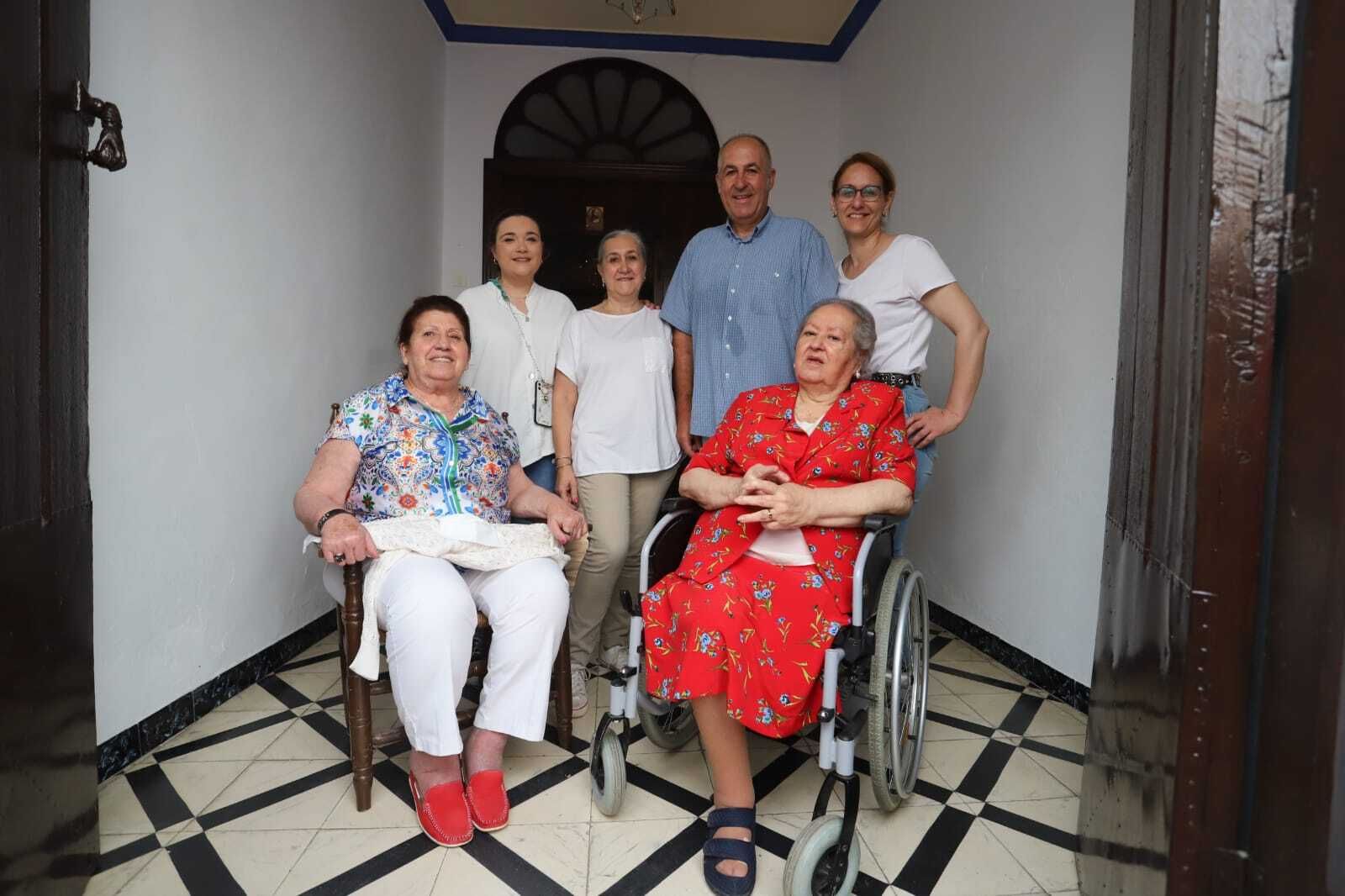 La Virgen del Rocío avanza por las calles de Almonte, en imágenes
