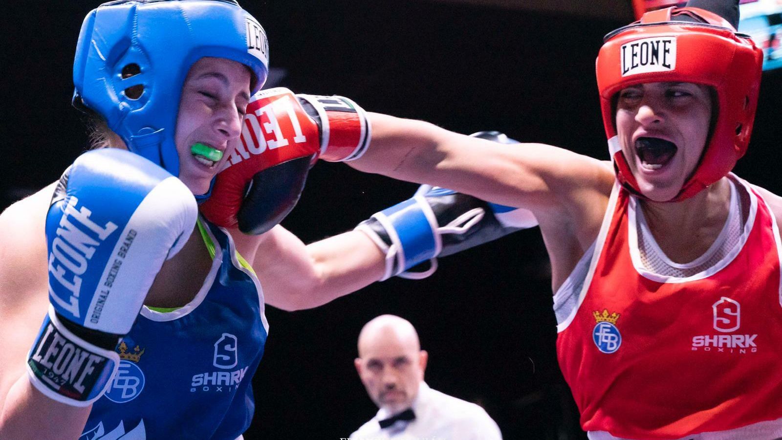 Jennifer Fernández, a la derecha, golpea a una rival durante un reciente combate.