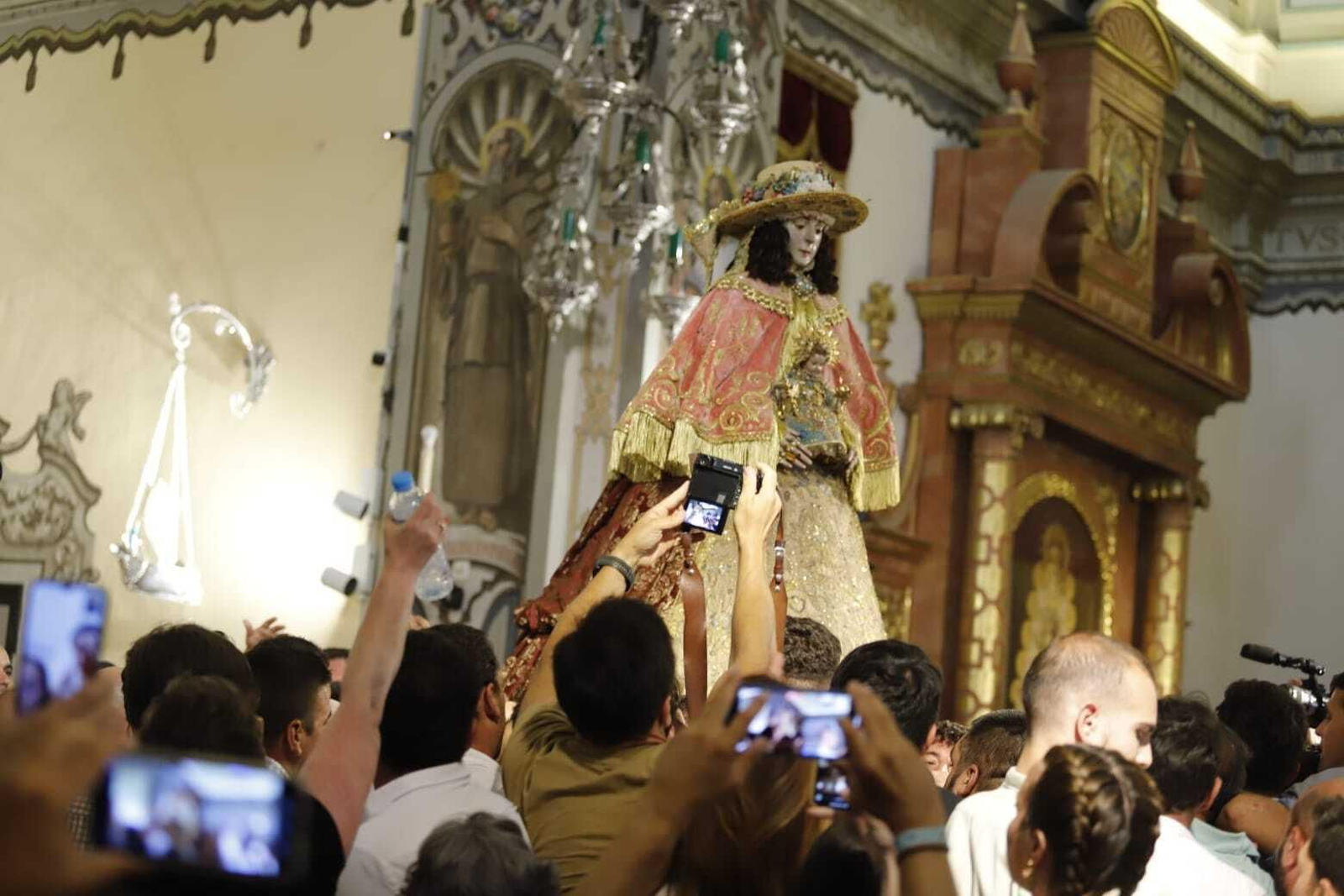 Traslado: las primeras imágenes de la Virgen del Rocío por las calles de Almonte