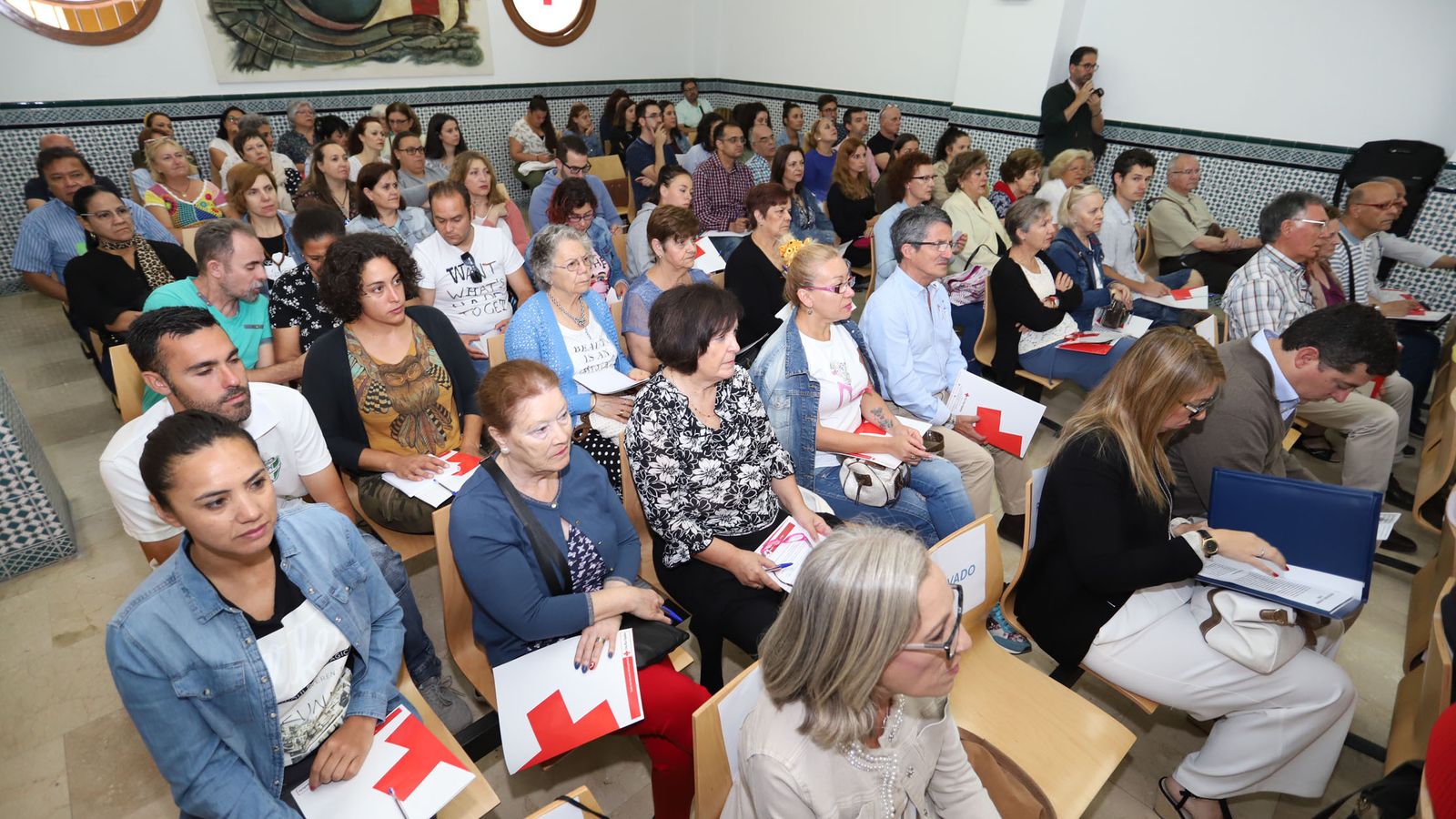 El salón de actos de la Oficina Provincial de la Cruz Roja presentó un lleno en la asistencia de las jornadas.