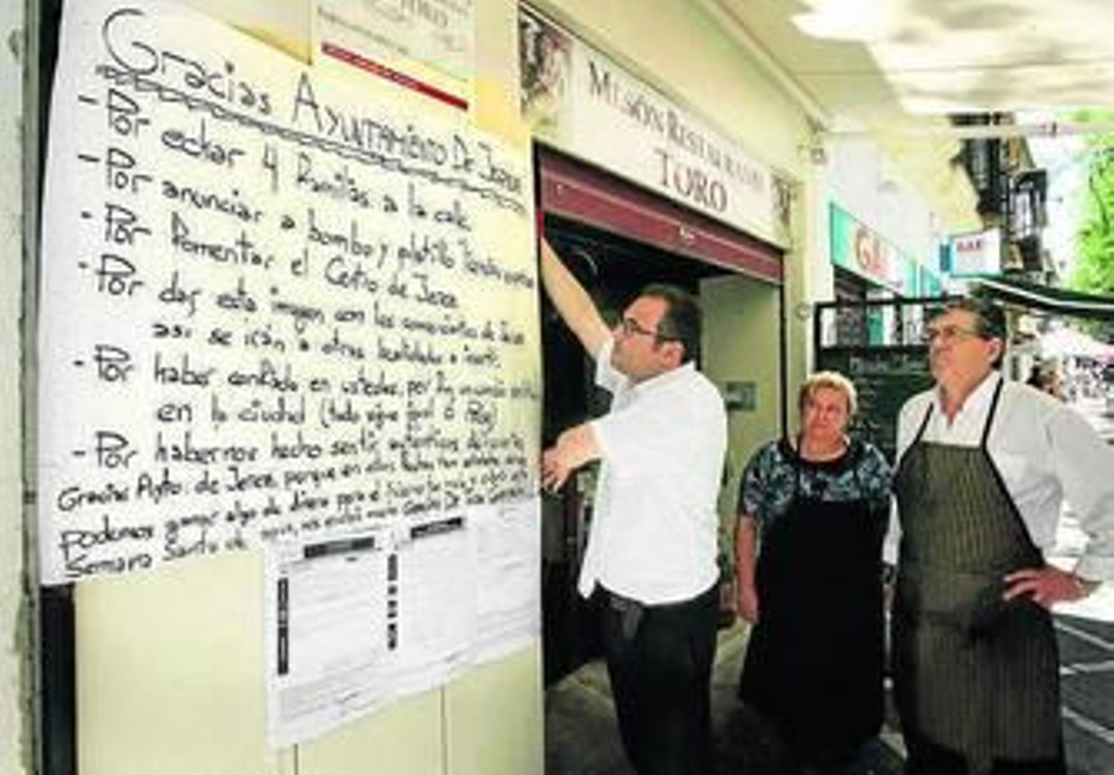 Francisco Toro, días atrás, junto a la puerta de su restaurante.