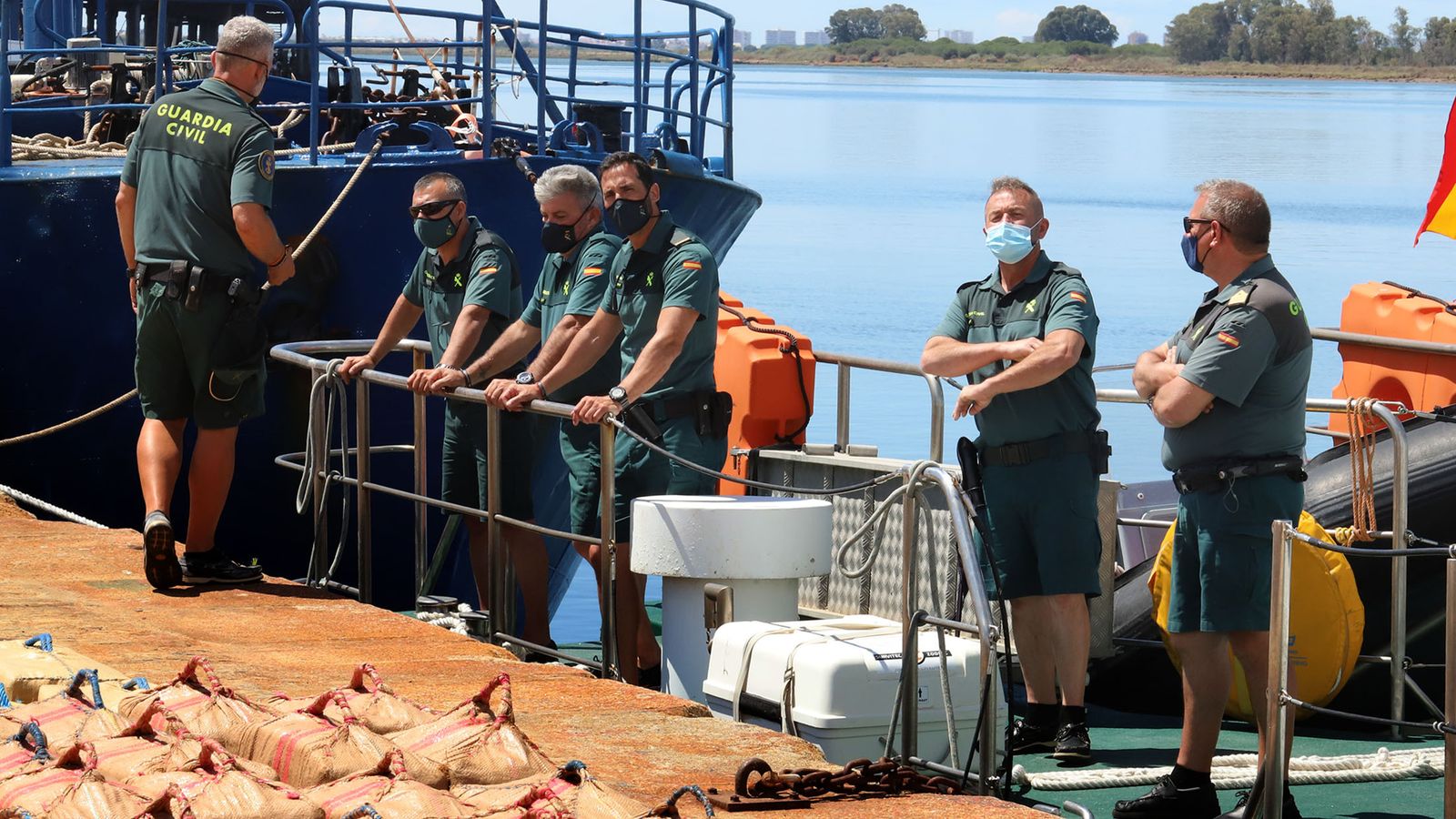 Guardias civiles en el Puerto de Huelva.