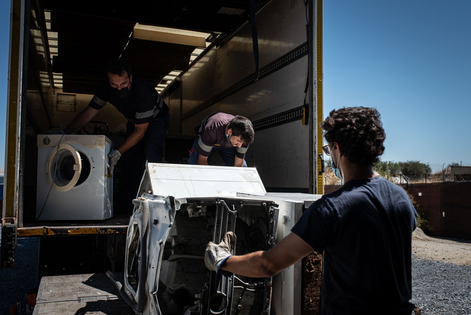 Una visita a la tienda de Traperos de Emaús en imágenes