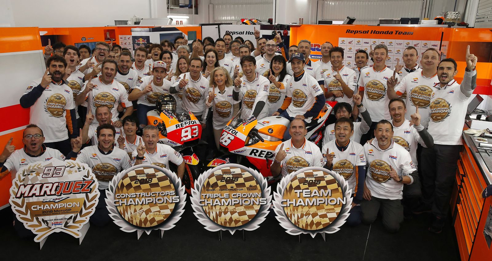 Márquez, Pedrosa y todo el Repsol Honda Team, celebrando el triplete -Mundial de pilotos, de equipos y de constructores- ayer en Valencia.