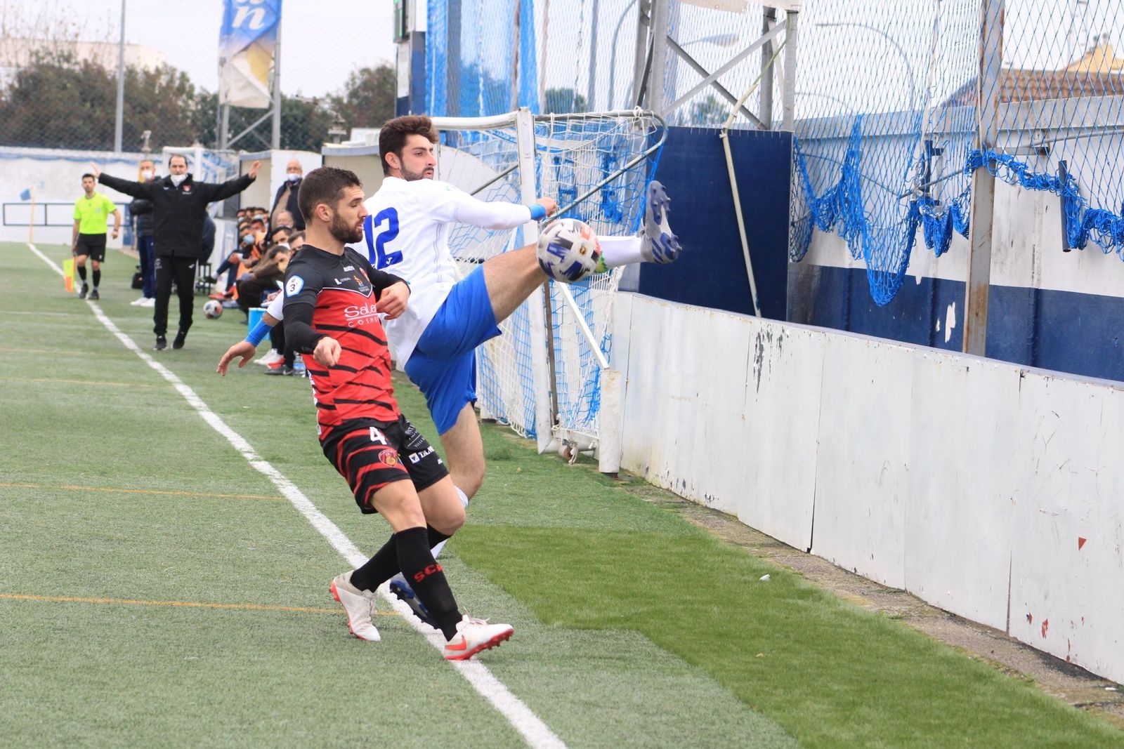 Jesús Núñez presiona al local Lora.