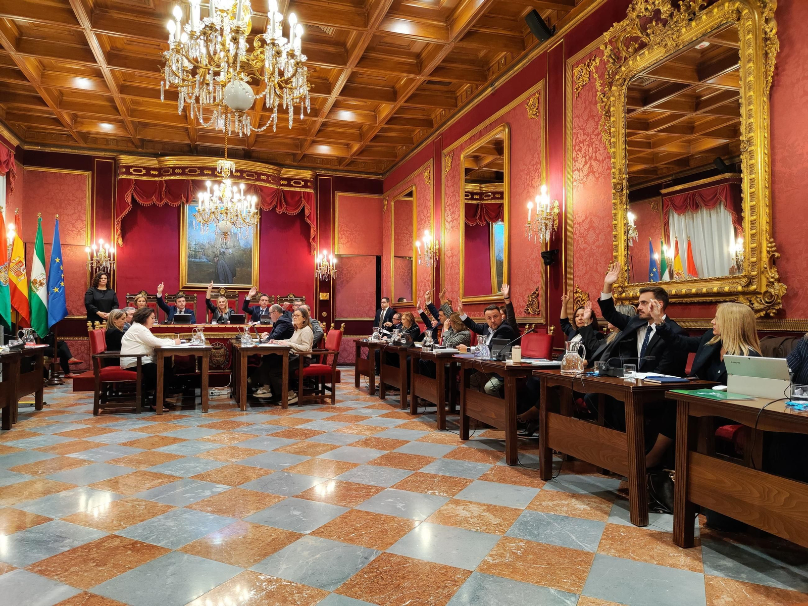 El equipo de Gobierno, votando la aprobación inicial del presupuesto