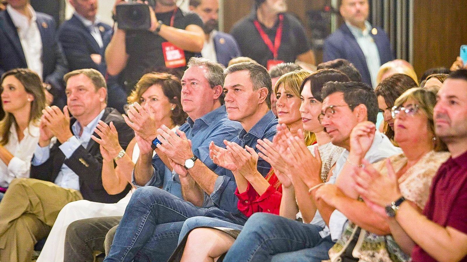 Sánchez, en la primera fila del acto en Granada.