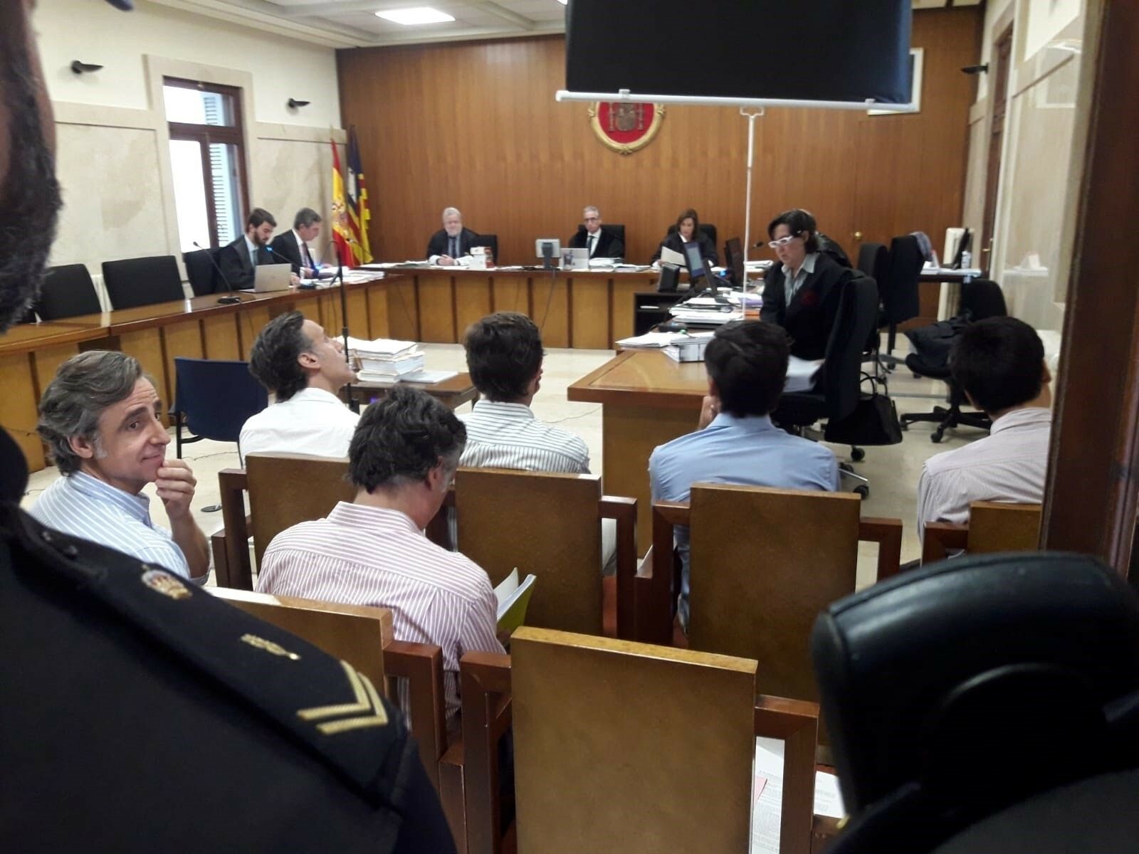 Los seis hermanos Ruiz-Mateos sentados en el banquillo de la Audiencia Provincial de Palma de Mallorca.