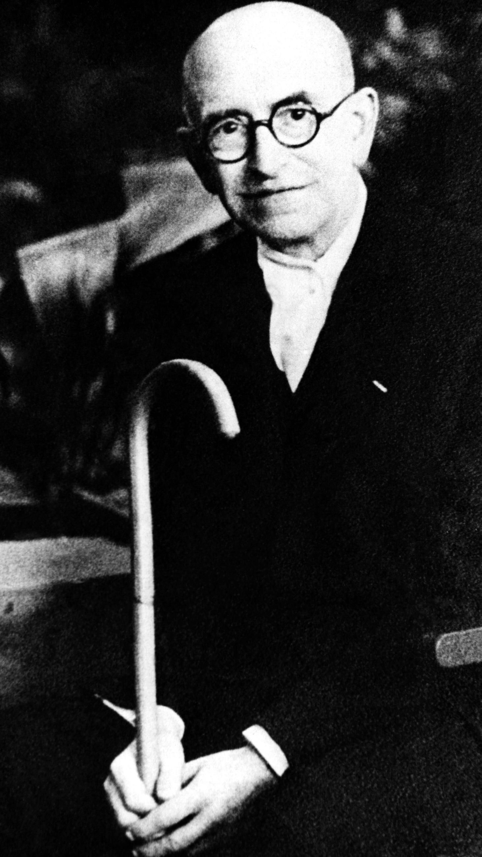 Retrato  del compositor Manuel  de  Falla, en su residencia de  Alta Gracia, donde emigró en 1939.