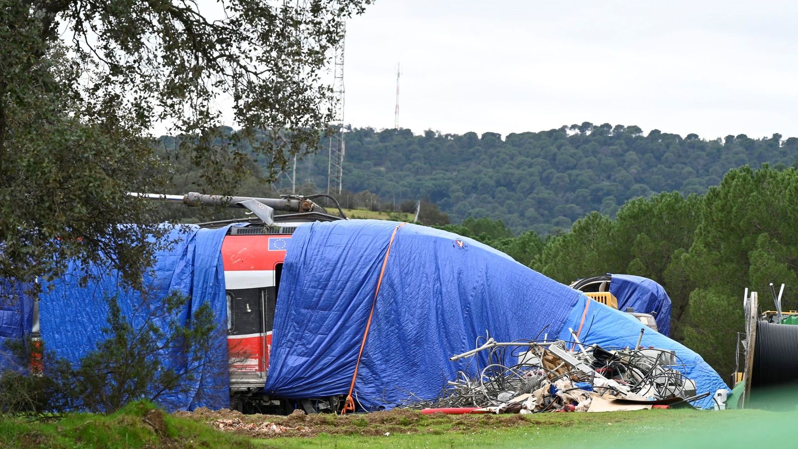 Los trenes vuelven a Adamuz un mes después de la tragedia, en imágenes