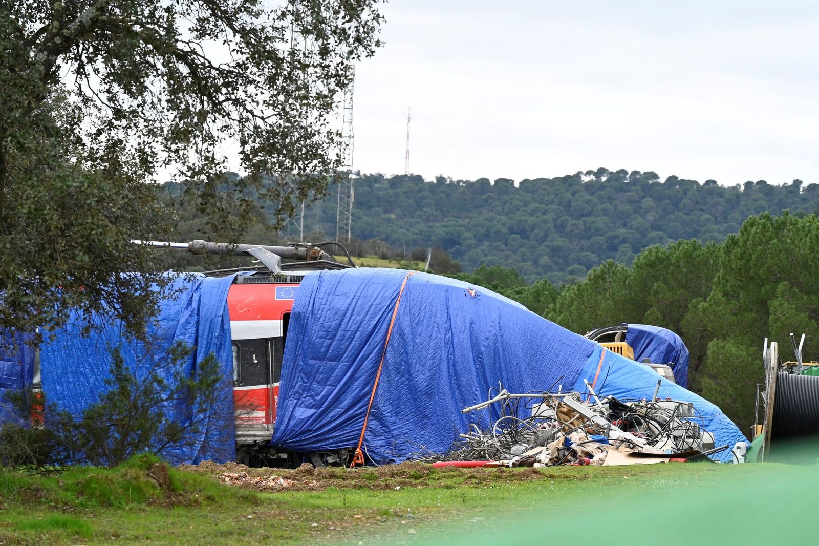 Los trenes vuelven a Adamuz un mes después de la tragedia, en imágenes
