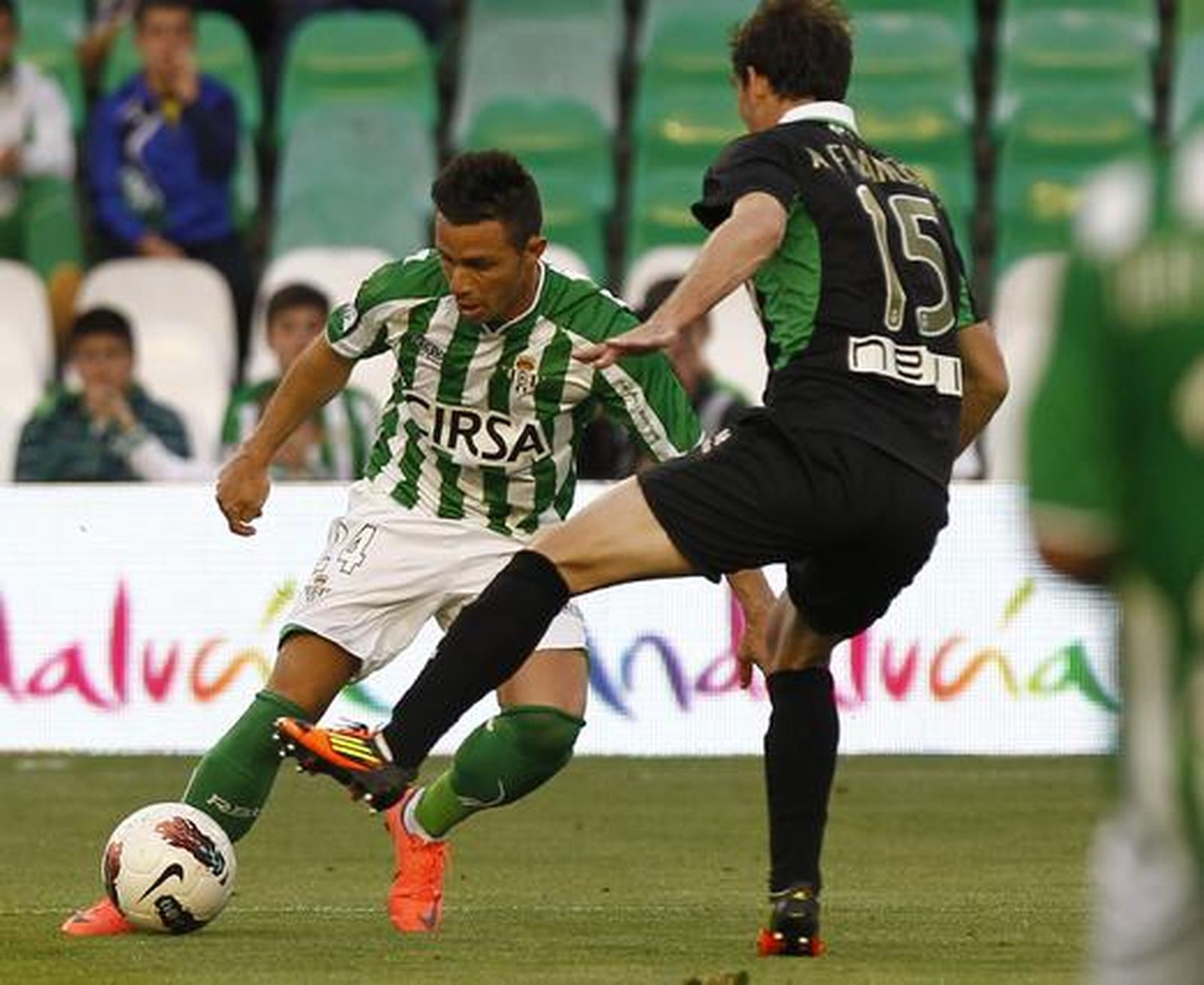 El Betis pierde una oportunidad para distanciarse del descenso y hundir al Racing de Santander (1-1). / Antonio Pizarro