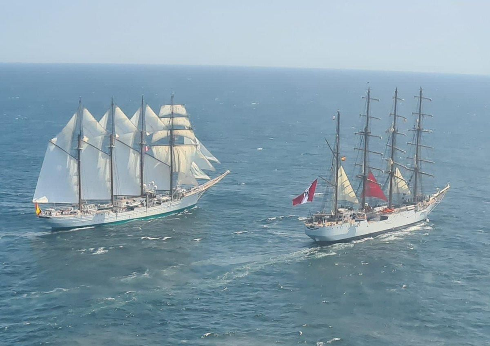 Los buques escuelas 'Juan Sebastián de Elcano' y 'Unión' en Perú.