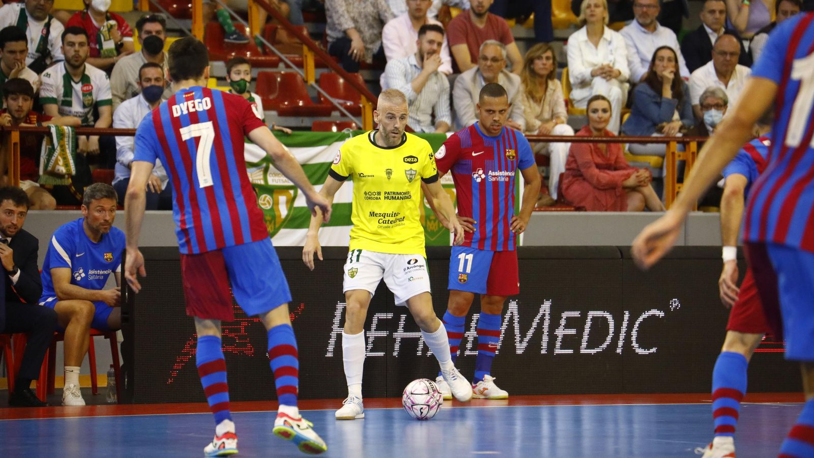 Miguelín, como portero jugador, rodeado de jugadores del Barça.