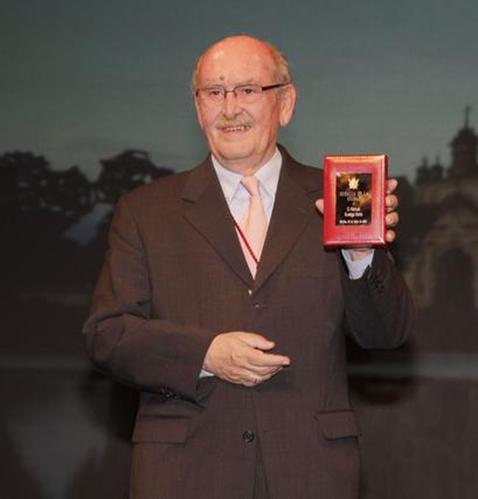Manuel Ruesga Bono con el galardón obtenido como trayectoria a su largo trabajo.

Foto: Antonio Pizarro, Victoria Hidalgo