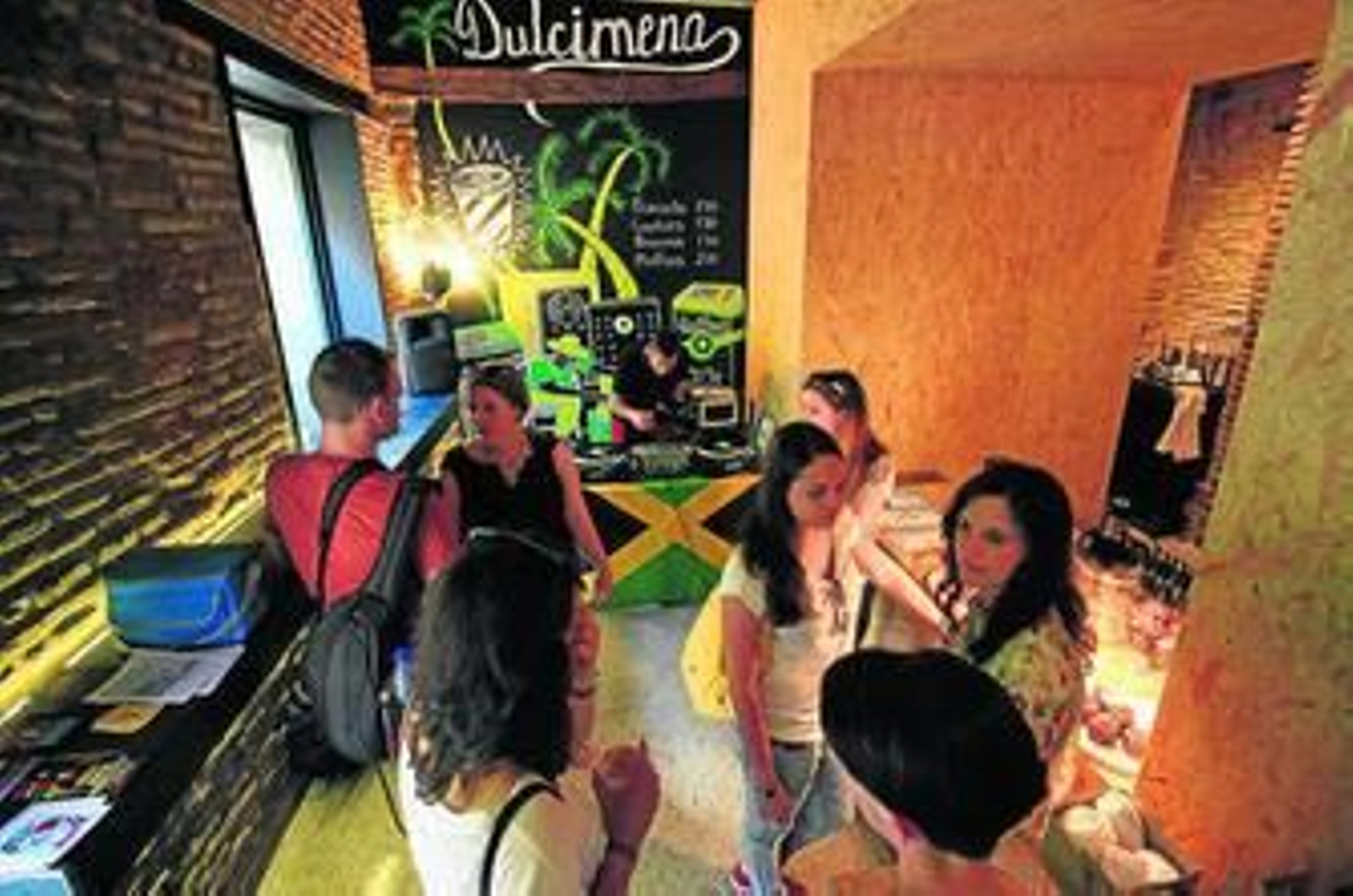 Labase Martínez pinchando durante el Festival insólito en Dulcimena