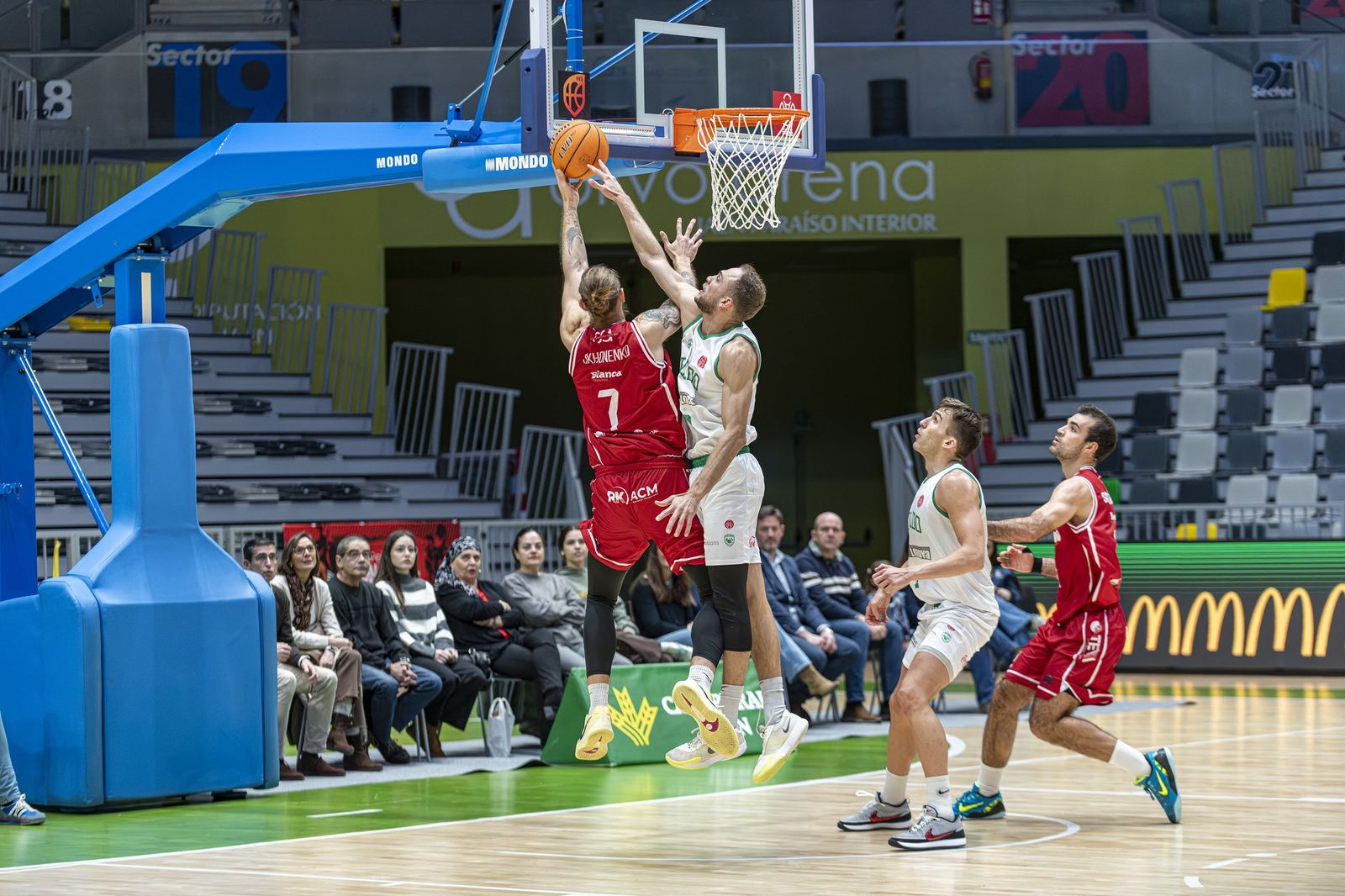 Tikhonenko, en una acción de tiro.