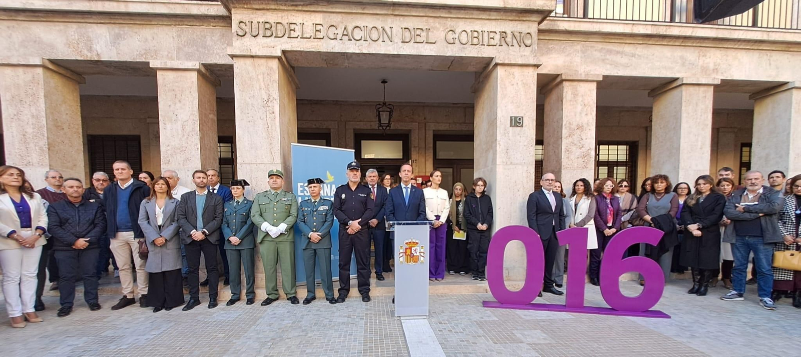 Lectura del manifiesto institucional por el Día Internacional de la Eliminación de la Violencia contra la Mujer que ha tenido lugar en la Subdelegación del Gobierno en Almería