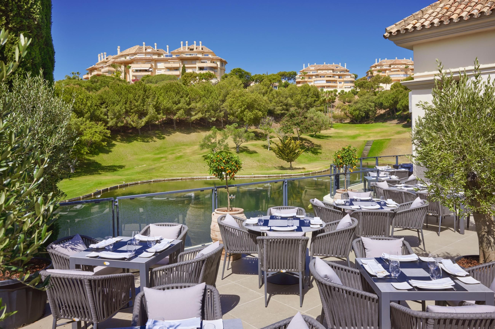 La terraza de El Lago con vistas al lago. La terraza de El Lago con vistas al lago.