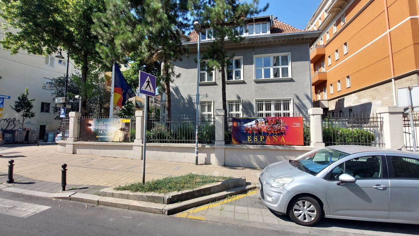 La verja de la embajada de España en Serbia, con el cartel de la selección.