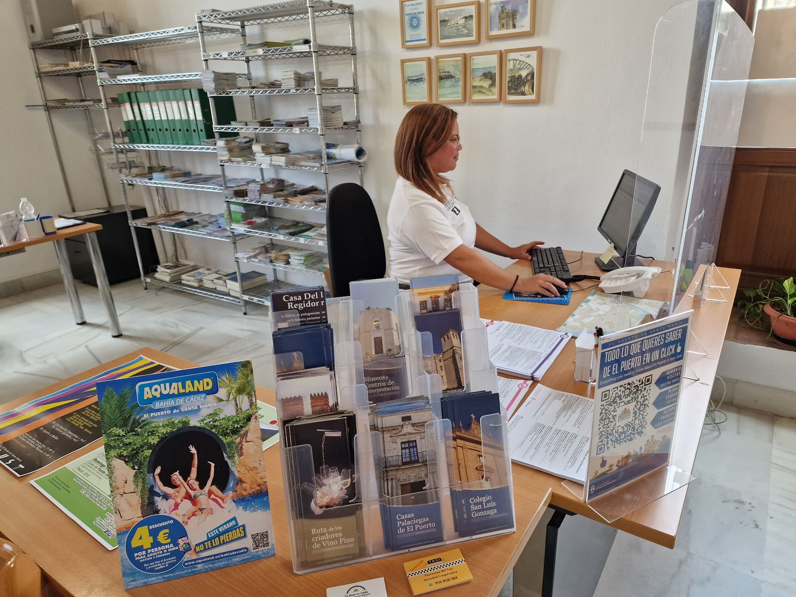 La Oficina de Turismo del centro de El Puerto ha vuelto a las dependencias del Palacio de Araníbar .